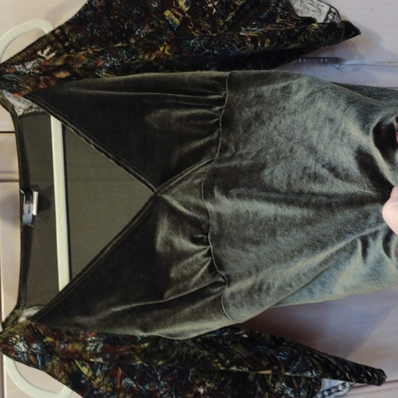 🖤Vintage Velvet Dark Olive Green Fairy Crop Top w/ Split 3/4 Bell Sleeve - Picture 3 of 17